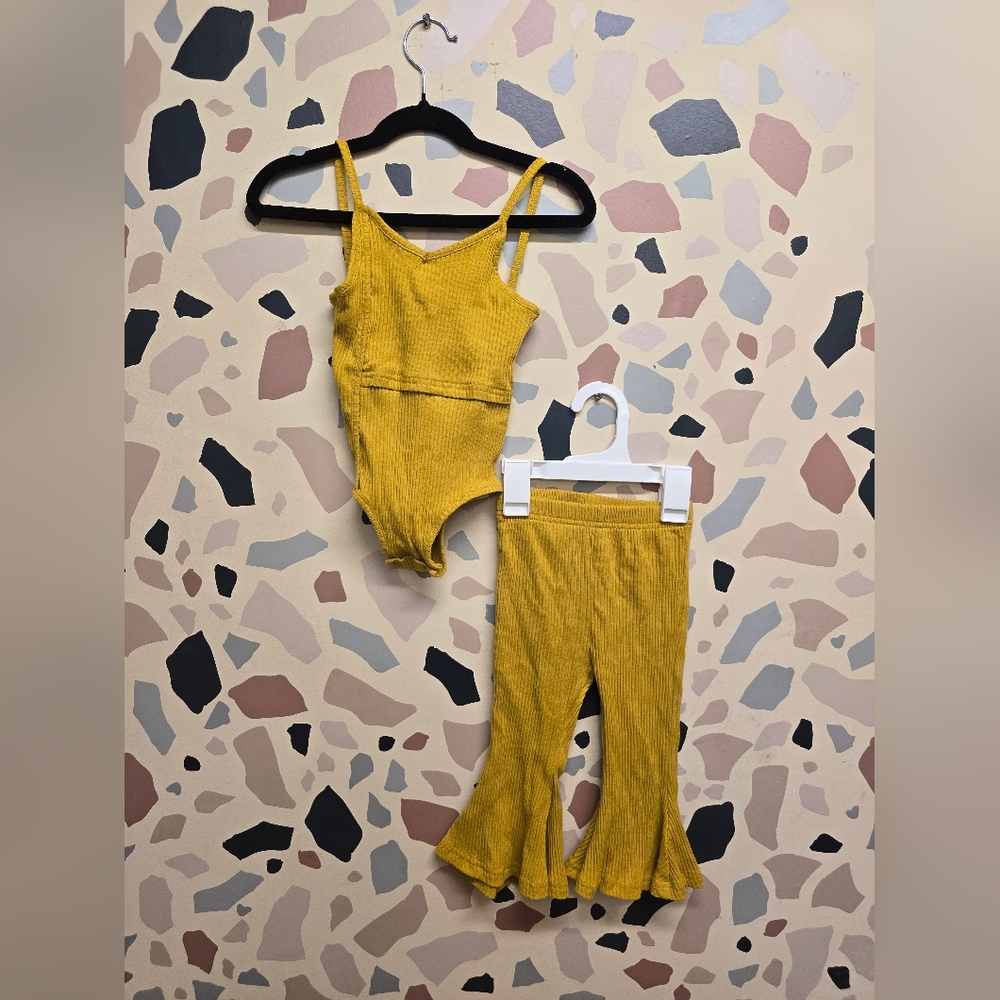 Cute 2 piece set! In Mustard!